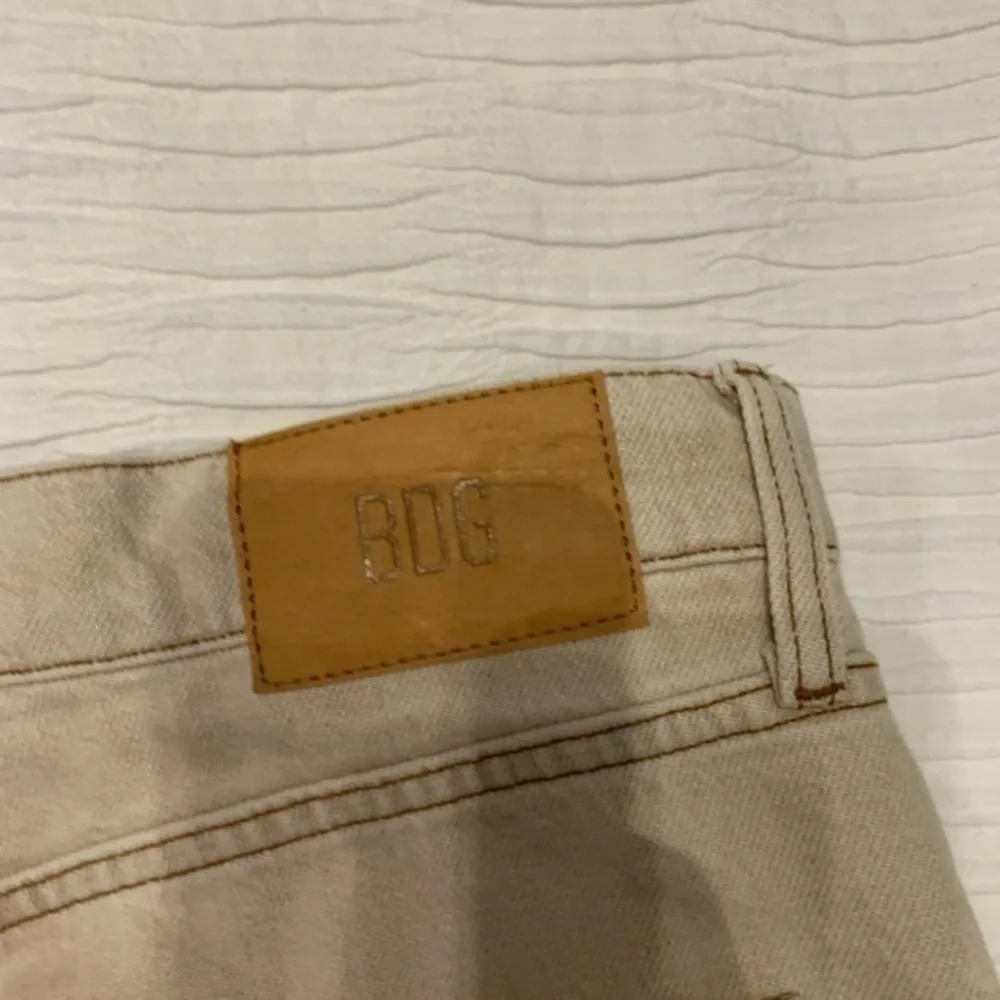 NWT BDG Urban outfitters ripped beige straight leg high waist jeans Pax W29 L32